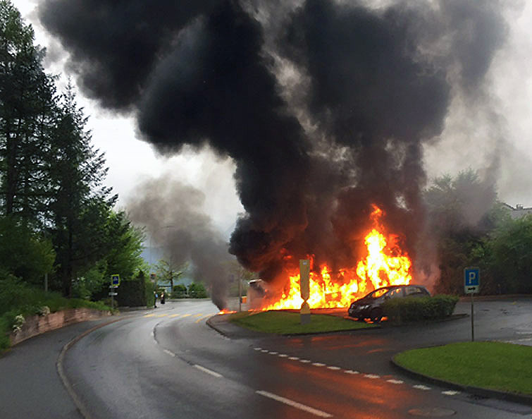 Der Bus brannte komplett aus (Bild: Luzerner Polizei).