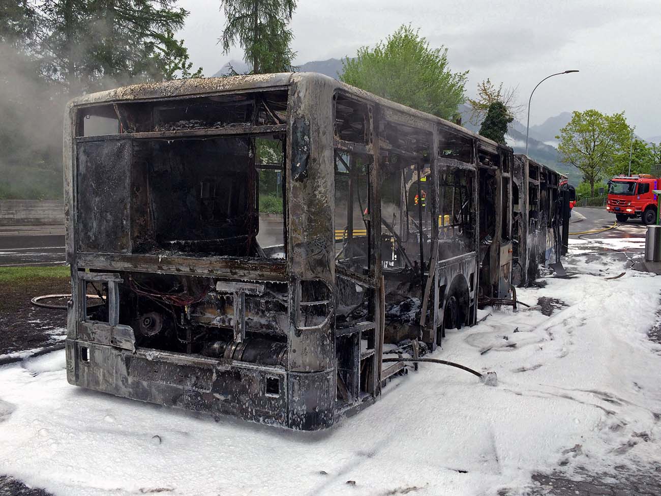 Die Feuerwehr löschte mit Schaum, der Bus brannte dennoch komplett aus (Bild: Luzerner Polizei).