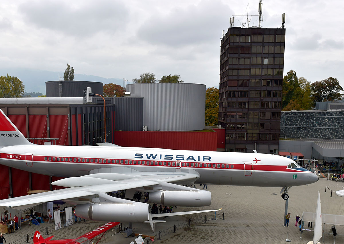 Der Büroturm des Verkehrshauses, im Vordergrund eine Swissair Coronado.