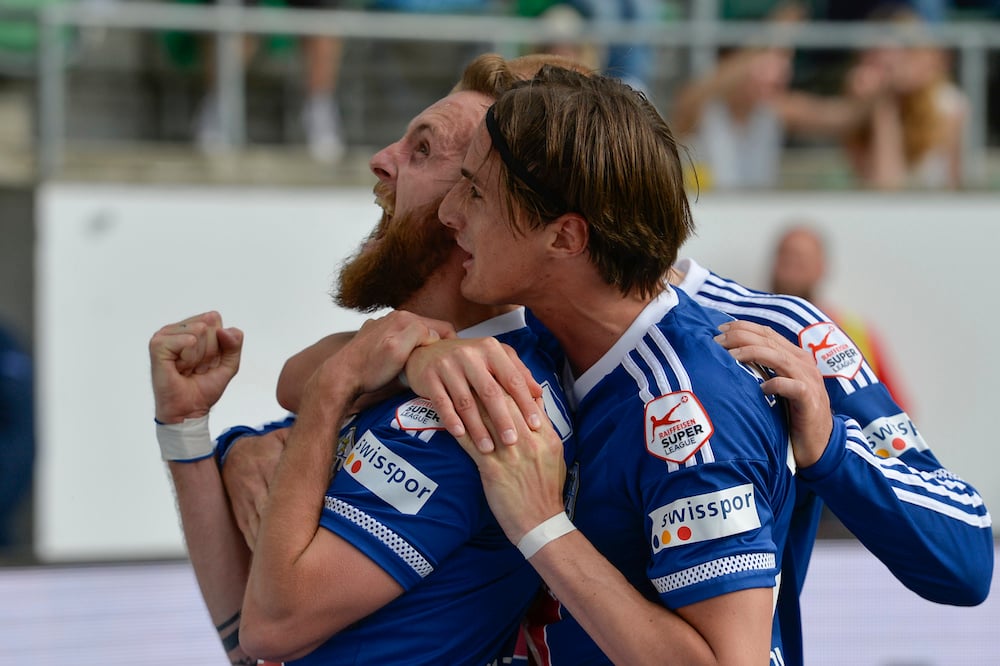 Jakob Jantscher, Hekuran Kryeziu und Marco Schneuwly feiern vor den Fans das 4:1.