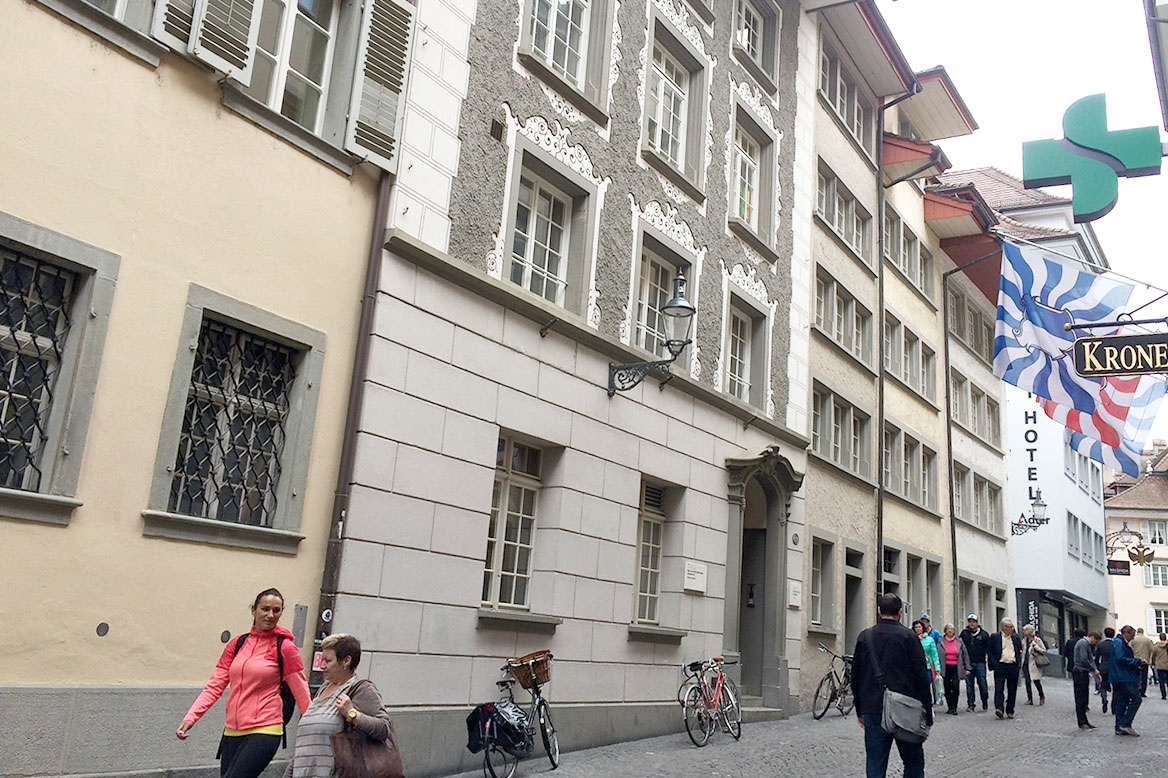 Das Gebäude am linken Bildrand (Rössligasse 14) gehört schon der Stadt, die Nummer 12 in der Mitte dem Kanton Luzern.