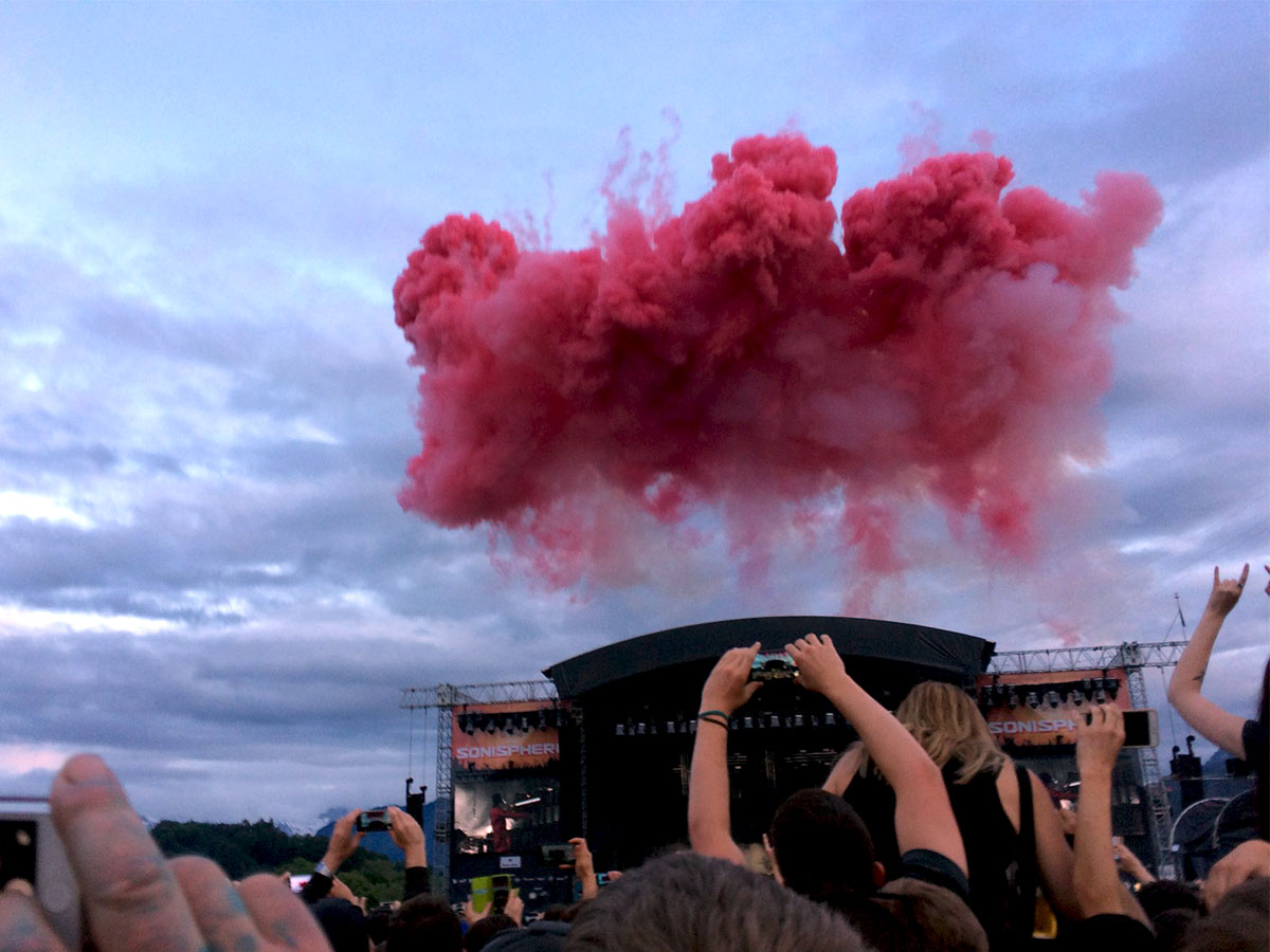 Die rote Wolke, die das Konzert eröffnete (Bild: Karin Loetscher).