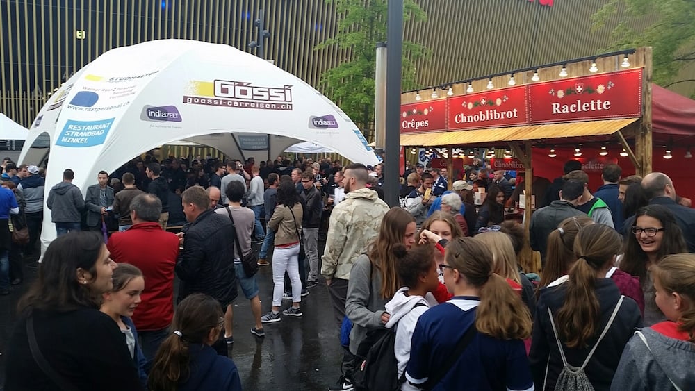 Einen richtigen Treffpunkt vor dem Stadion gibt es nicht. Provisorisch wereden jeweils Zelte aufgestellt.