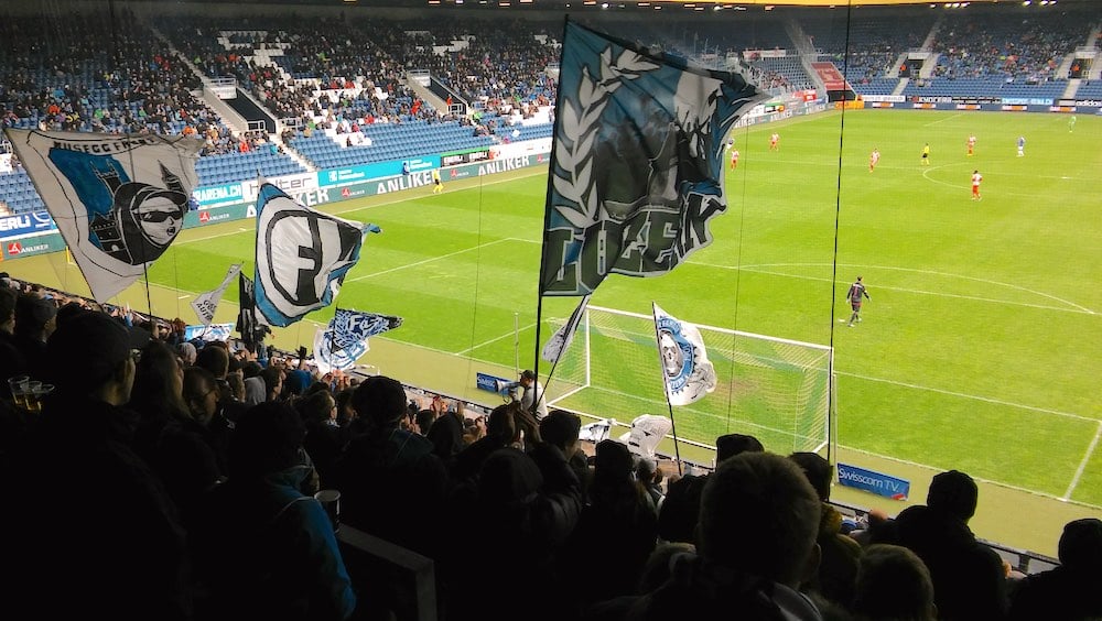 Im Gegensatz zur alten Allmend sorgen die eingefleischten Fans nun hinter dem Tor für Stimmung.