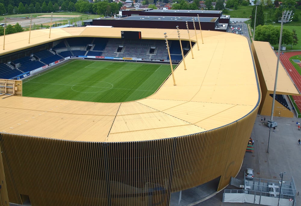 Von den Mietwohnungen in den Hochhäusern hat man freie Sicht aufs Spielfeld.