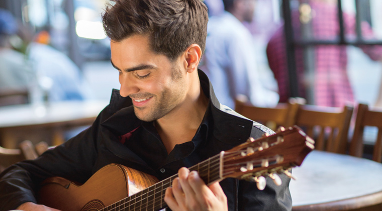 Er gilt als neuer Held der klassischen Gitarre: Milos Karadaglic. Mit der Amsterdam Sinfonietta spielt er am 18. Mai 2017 in der Kirche St. Johannes.