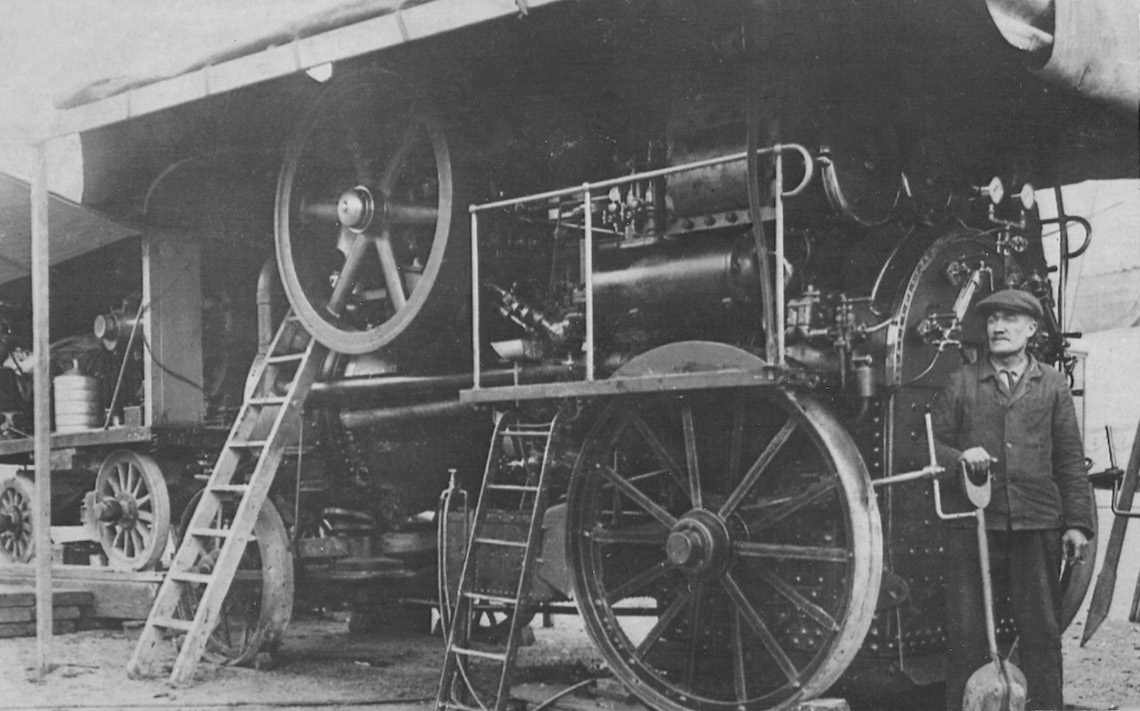 Lokomobil als dampfbetriebener Stromgenerator, um den 1. Weltkrieg (Bild: Archiv Max Stoop, Langnau am Albis)