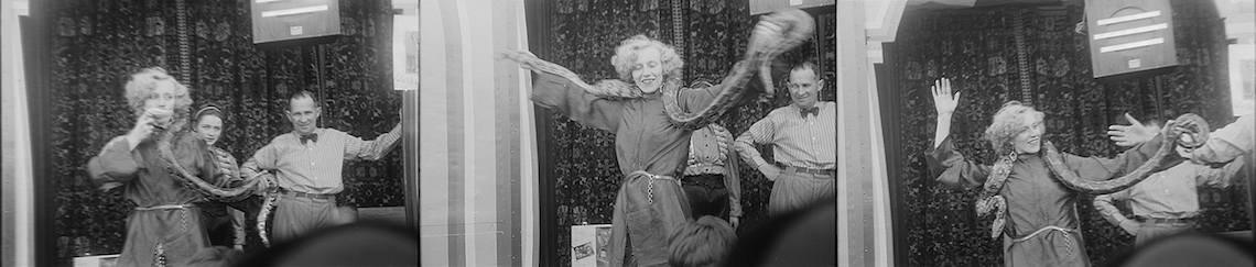 Schaustellerin mit Schlange an der Luzerner Herbstmesse 1940 (Bild: Max Albert Wyss © Stiftung Fotodokumentation Kanton Luzern)