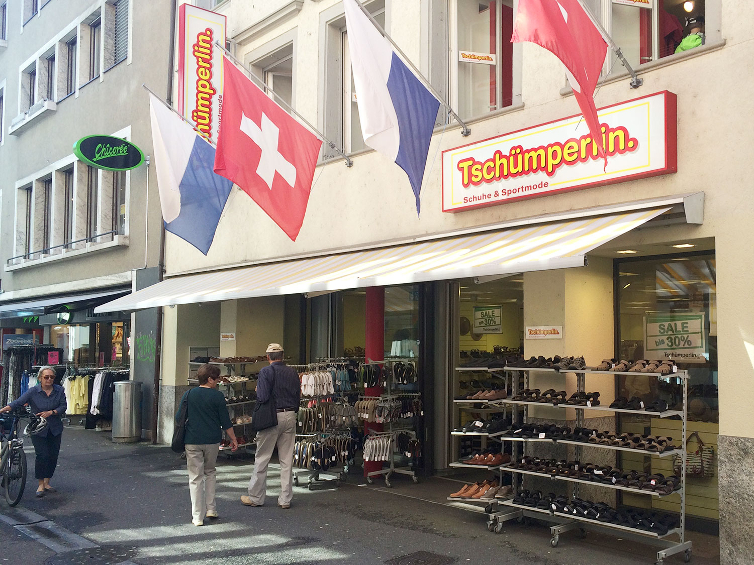 Das Familienunternehmen Tschümperlin an der Hertensteinstrasse: Will sich mit Beratung gegen internationale Anbieter behaupten.  (Bild: jwy)