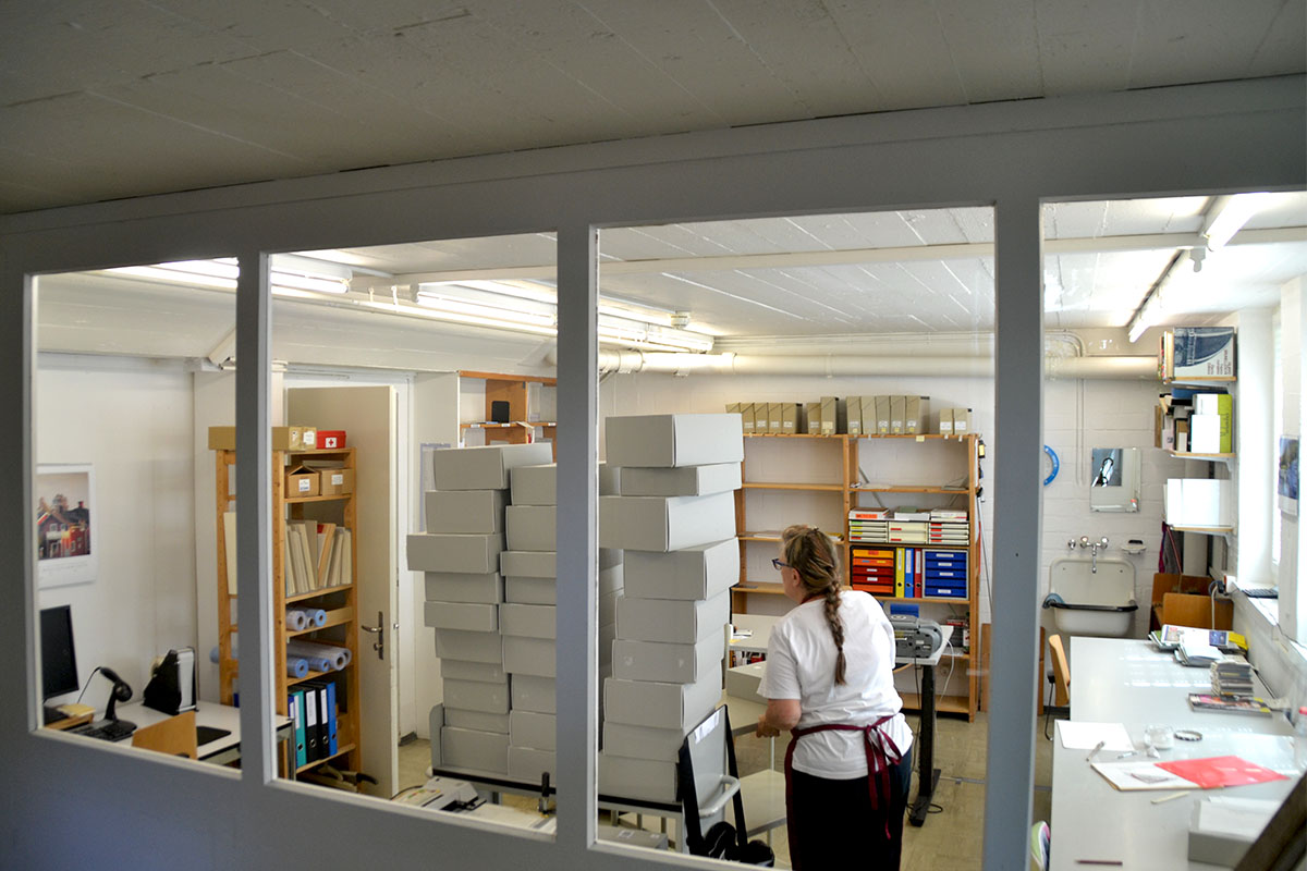 Arbeitsplätze im Keller – hier werden Bücher gebunden.