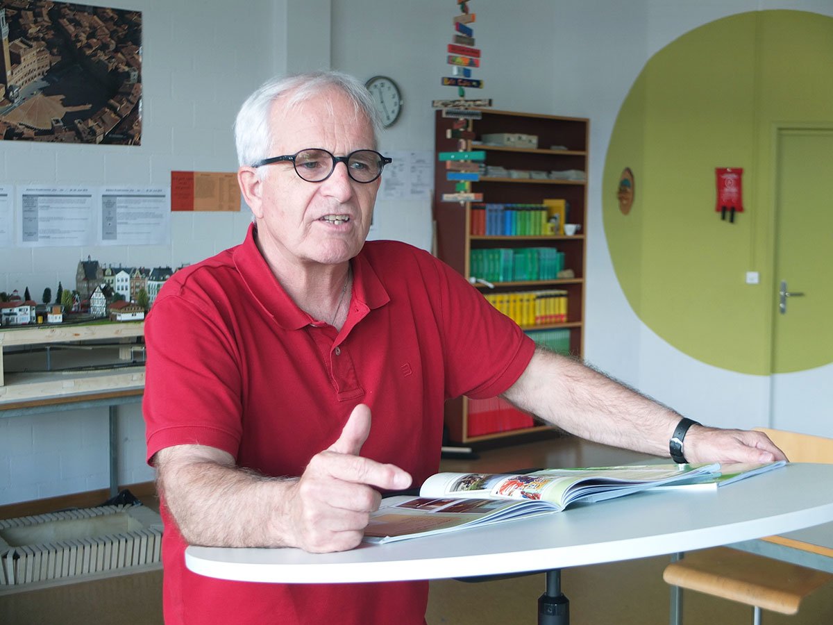Renzo Meier geniesst die letzten Stunden im Klassenzimmer, an die baldige Pension mag er noch nicht denken.  (Bild: Mirjam Oertli)