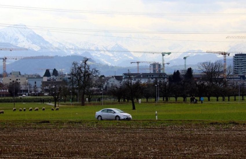 Übers grüne Land: Die Tangente Zug / Baar soll sich verträglichins Gelände einbetten, sagt der Kantonsingenieur.