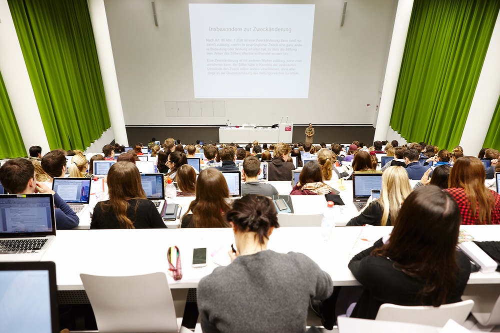 Vorlesung der Universität Luzern: Ab September kann man hier auch Wirtschaft studieren.  (Bild: zvg)