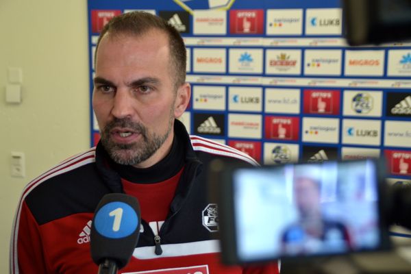 FCL-Cheftrainer Markus Babbel gibt den Journalisten Auskunft.