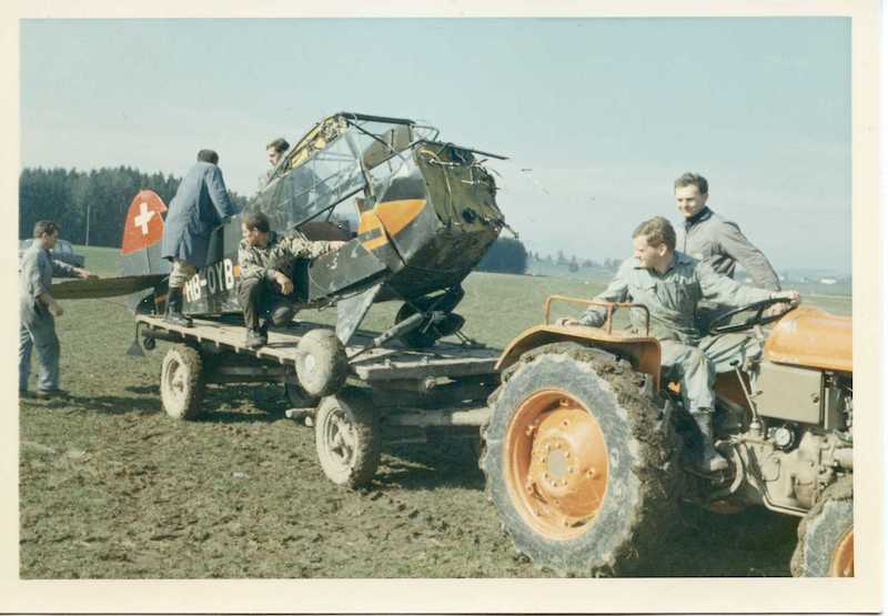 Die beiden Pipers verkeilten sich in der Luft und stürzten in einer Vrille zu Boden – die Flugzeug-Wracks werden mit dem Traktor abtransportiert. (Bild: zvg)