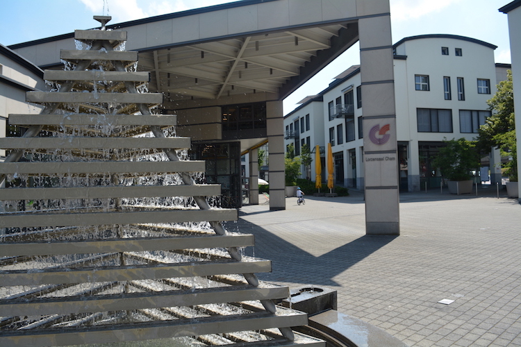 Der Lorzensaal Cham. Bei hohen Temperaturen kann der Brunnen vor dem Gebäude für Abkühlung sorgen.