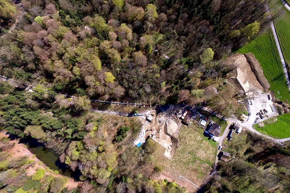 Der Bauplatz für das neue Quellwasserwerk und die ausgelegte Leitung im Gütschwald aus der Luft (Bild: Schenk AG).