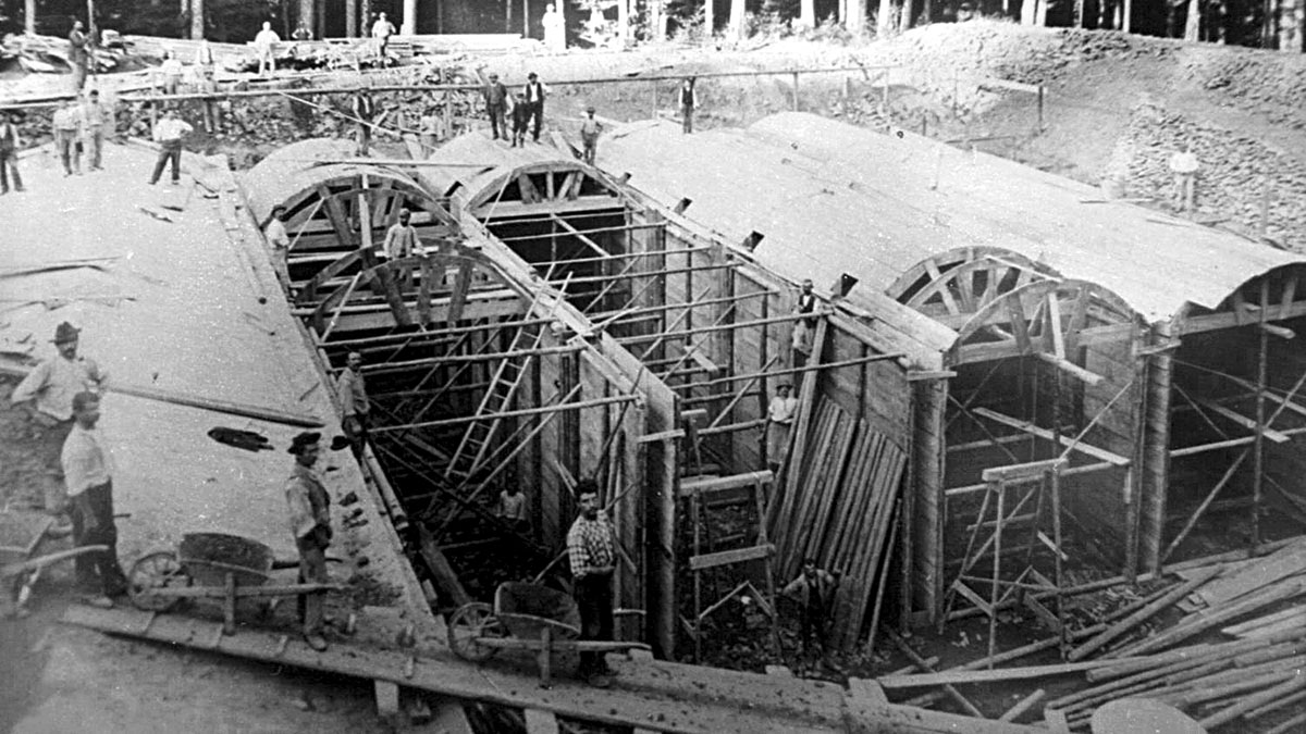 Der Bau des ersten städtischen Wasserreservoirs 1847 (Bild: EWL).