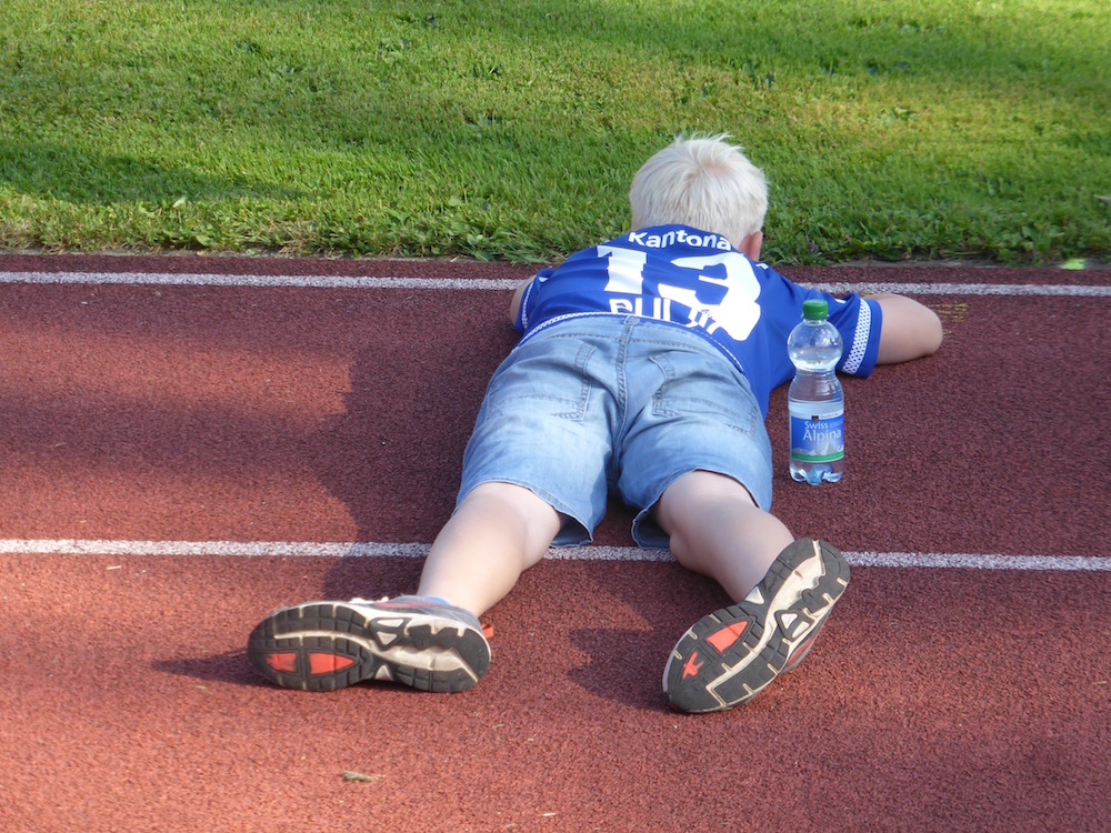 Der FCL am Boden? Nö! Nur dieser kleine Fan brauchte kurz eine Siesta.