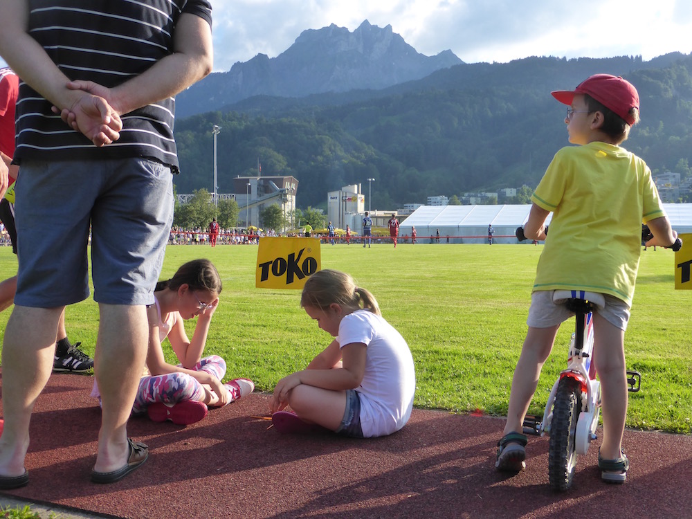 Direkt mit dem Velo an den Spielfeldrand, um dem FCL zuzuschauen – gibt's nur an Testspielen.