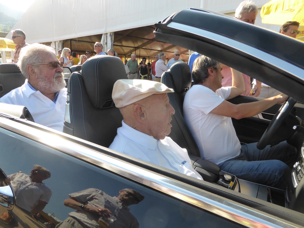 Paul Wolfisberg (hinten) und Otto Wermelinger werden mit dem Auto zum Ankick mitten aufs Spielfeld gefahren. Ob's darum ging, das Auto zu zeigen oder den beiden Herren den Fussmarsch zu ersparen, wissen wir nicht.