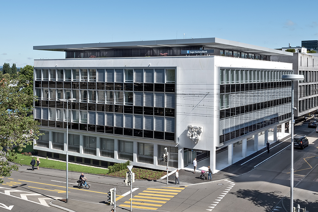 Zeitlos modern: Der Hauptsitz der Zuger Kantonalbank am Postplatz. Eröffnet 1958, Architekten Alfons Wiederkehr und Leo Hafner.