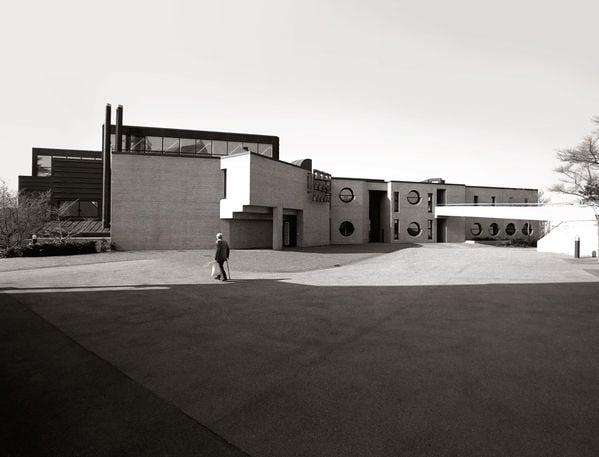 Gebäude mit Idee dahinter: Das Kirchen- und Begegnungszentrum Chilematt in Steinhausen wird von zwei Konfessionen benutzt. Baujahr: 1979-1981, Architekt Ernst Gysel.