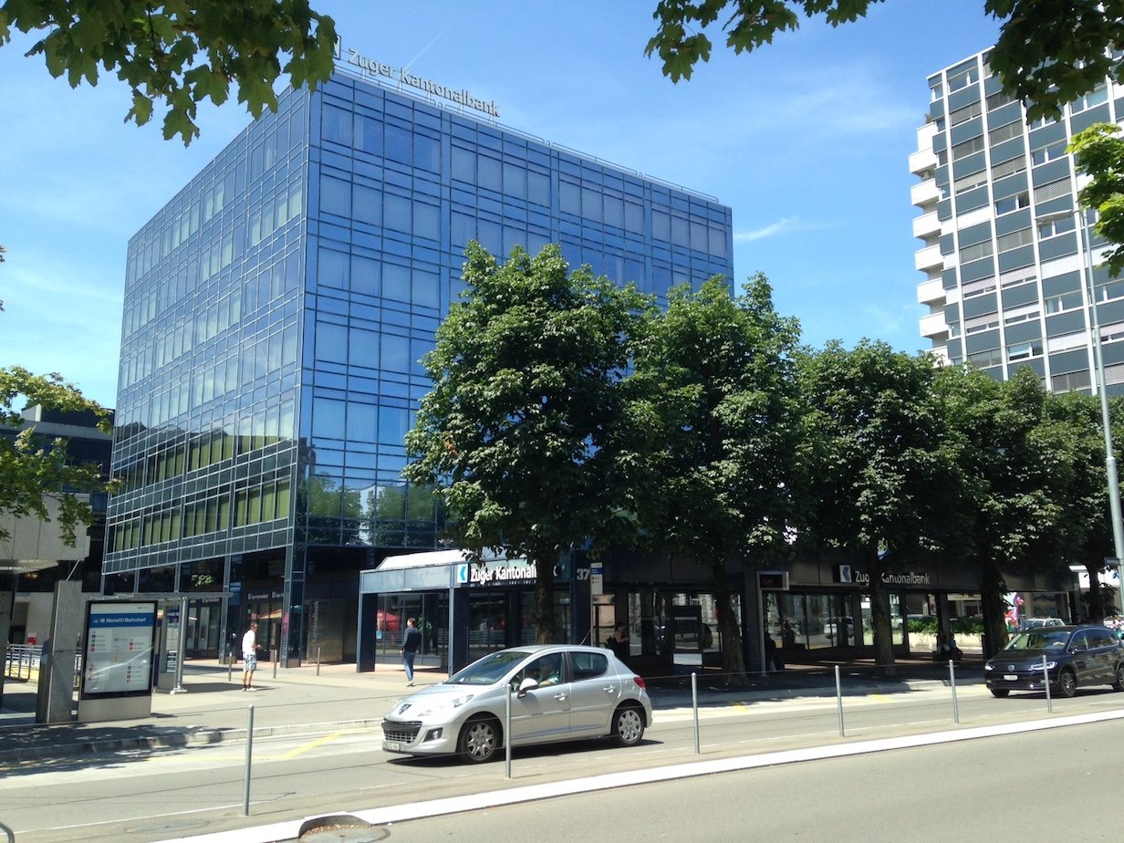 Eine Chance für spannendes Bauen tut sich beim Bahnhof Zug auf. Das Marc-Rich-Gebäude (links) und weitere Gebäude sollen durch Neubauten ersetzt werden.