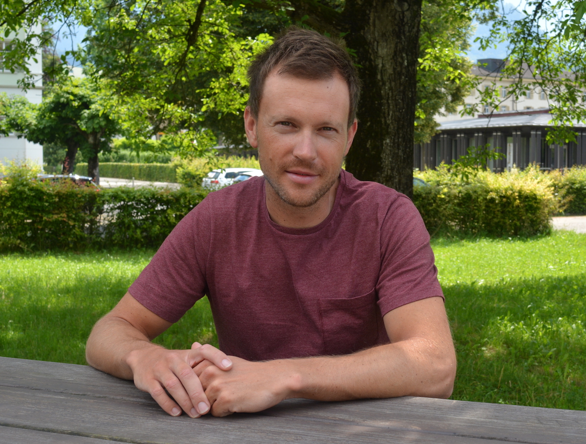 Simon Niepmann sitzt noch ganz entspannt vor dem Haus des Schweizer Rudersports in Sarnen. Bald geht’s los in Richtung Rio.