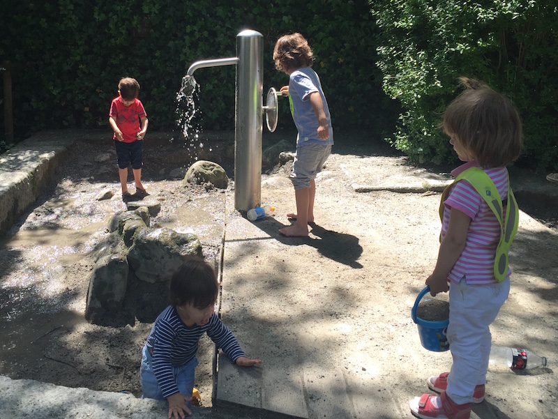 Alles mit Wasser und Schlamm wird von den Kindern geliebt. Hier beim Spielplatz Musegg.