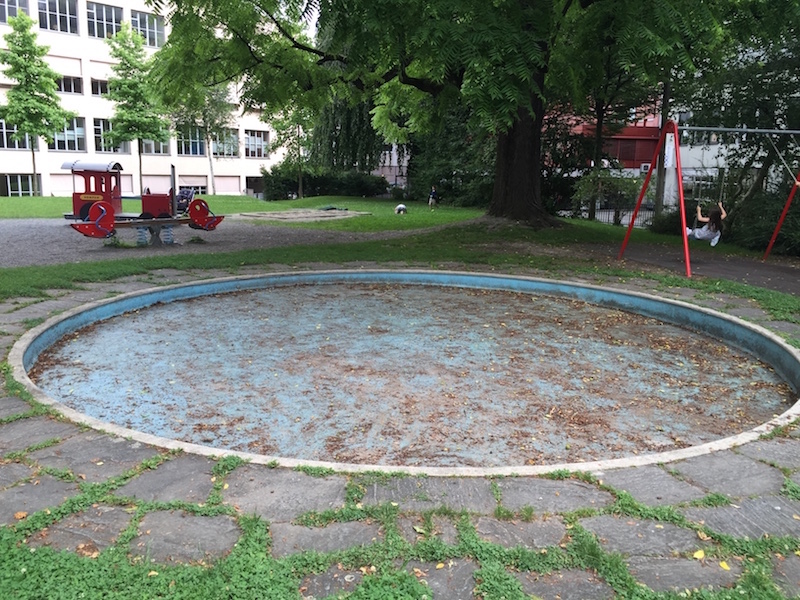 Beim Spielplatz im Bruchquartier hat’s eine Art Pool – jedoch nicht gefüllt.