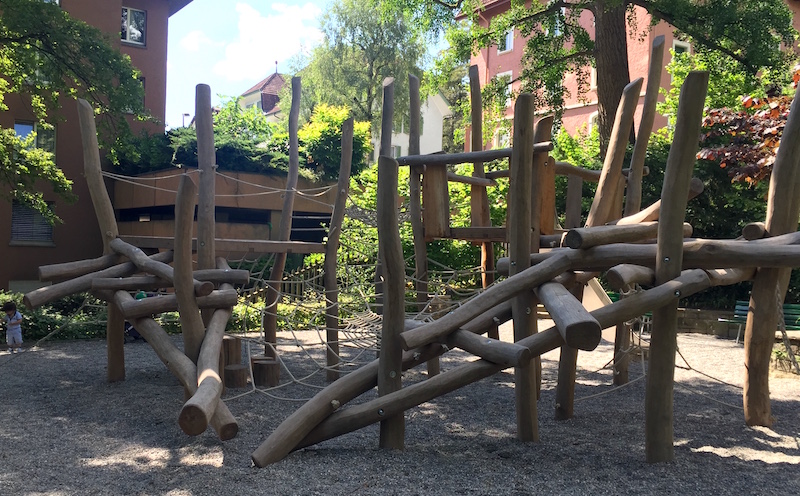 Genügend Schatten gibt’s beim Spielplatz Wettsteinpark.