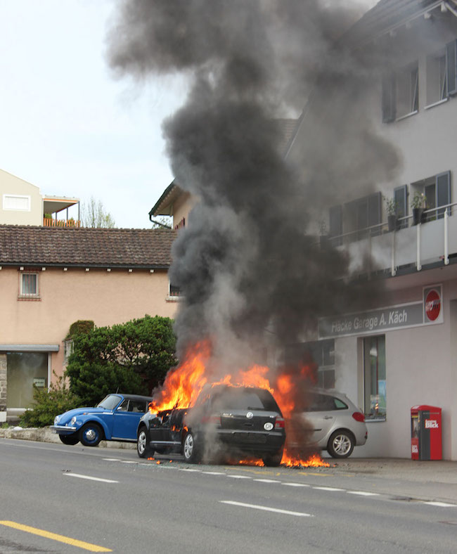 Das Auto vor einer Garage in Beromünster in Vollbrand.