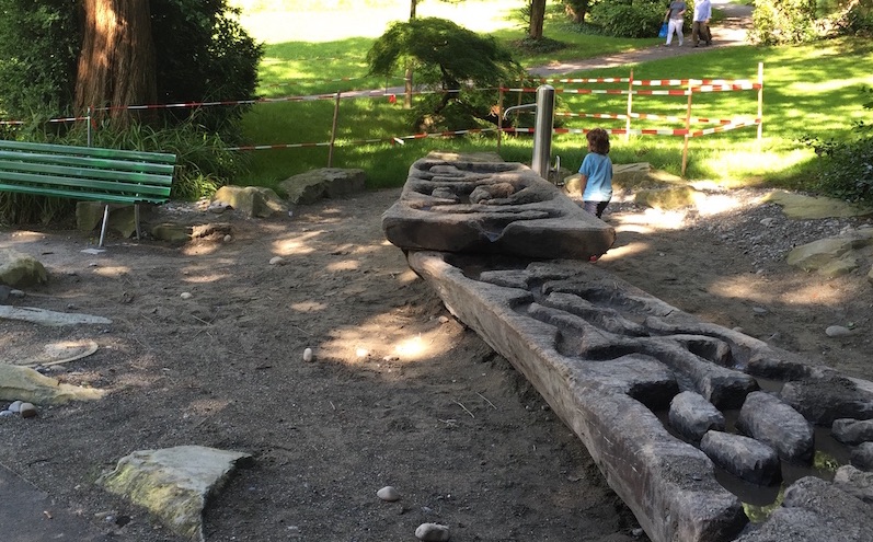 Hier können die Kinder den Lauf des Wassers mitverfolgen.