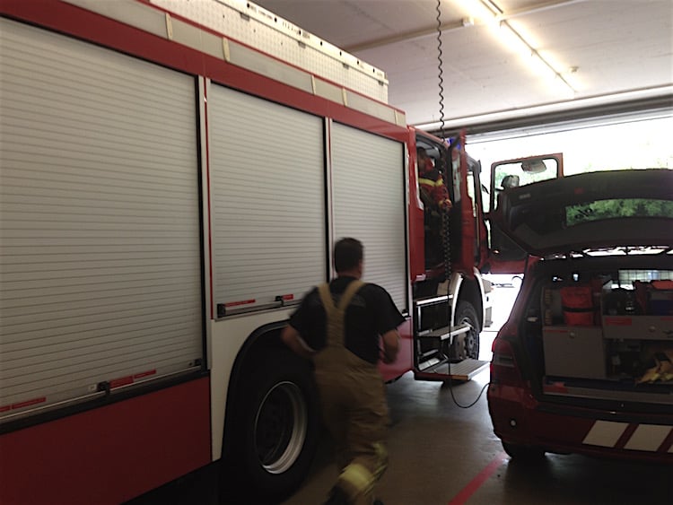 Brandalarm in der Einsatzzentrale: Zwei Fahrzeuge rücken unverzüglich aus.