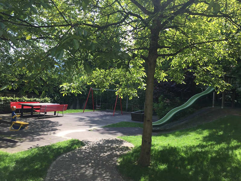 Gehört natürlich auf jeden Spielplatz: eine Rutschbahn.