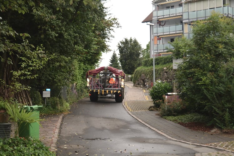 So sieht es aus, wenn ein Traktor über die Binzmühlestrasse fährt.