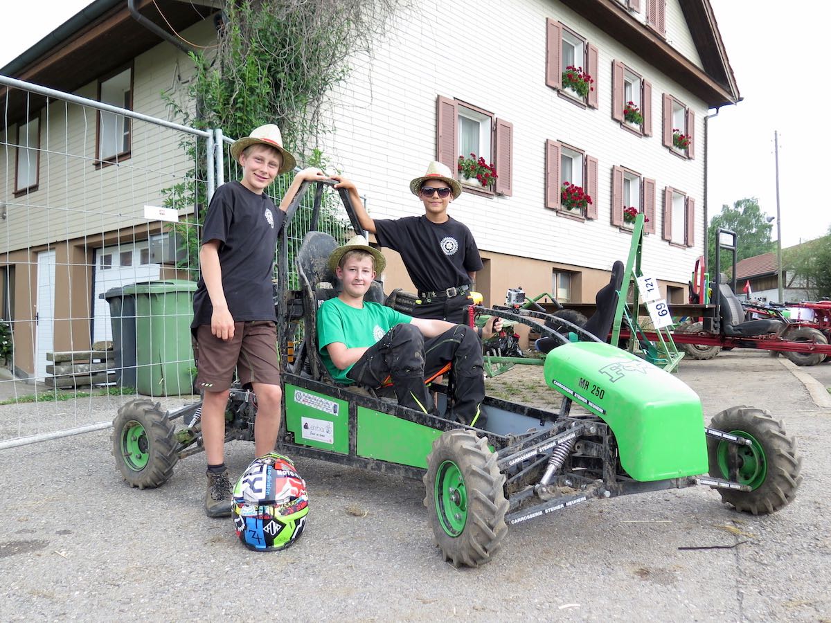 Das jüngste Team beim Neuheimer Rennen: Joel Strickler, Chris Steiner, Sven Rohrer (v.l.n.r.) mit ihrem Einachser.