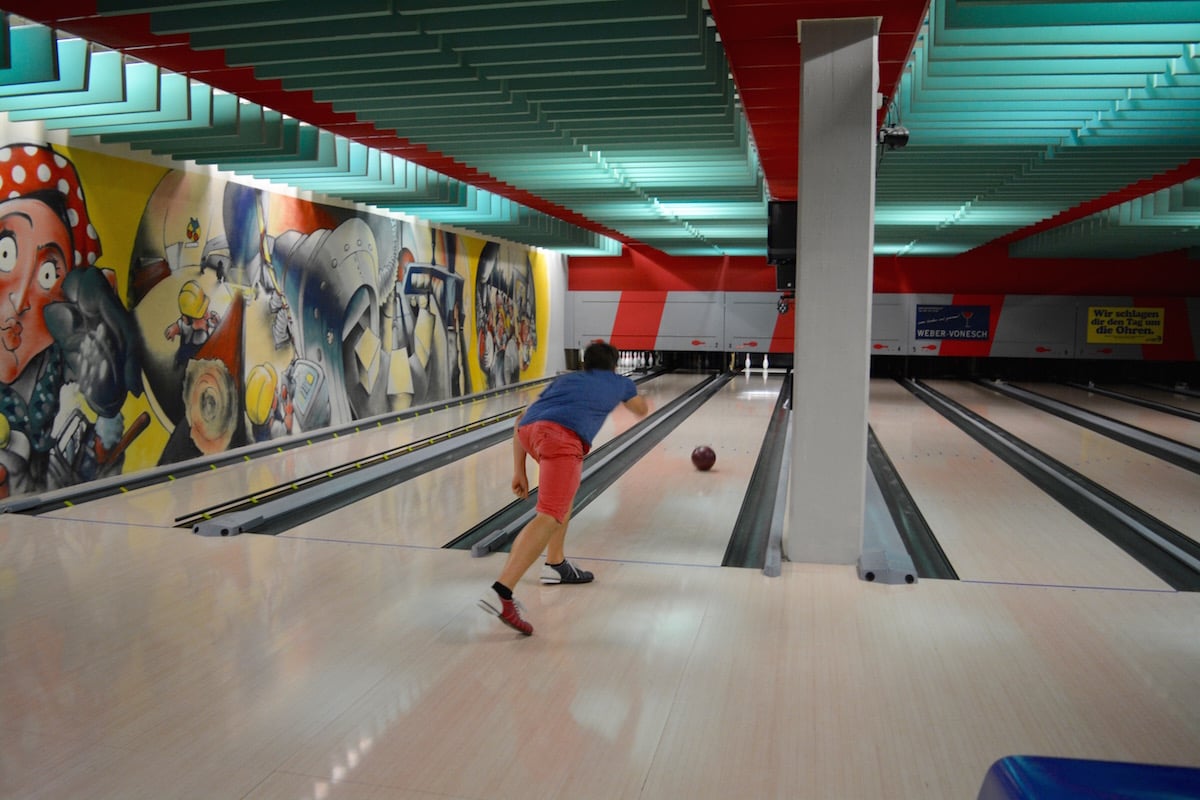 Die meisten Bowlingbahnen bleiben heute zu, in der Halle ist es ziemlich ruhig. Den drei Teenagern, die hier den Abend verbringen, scheint das nichts auszumachen.