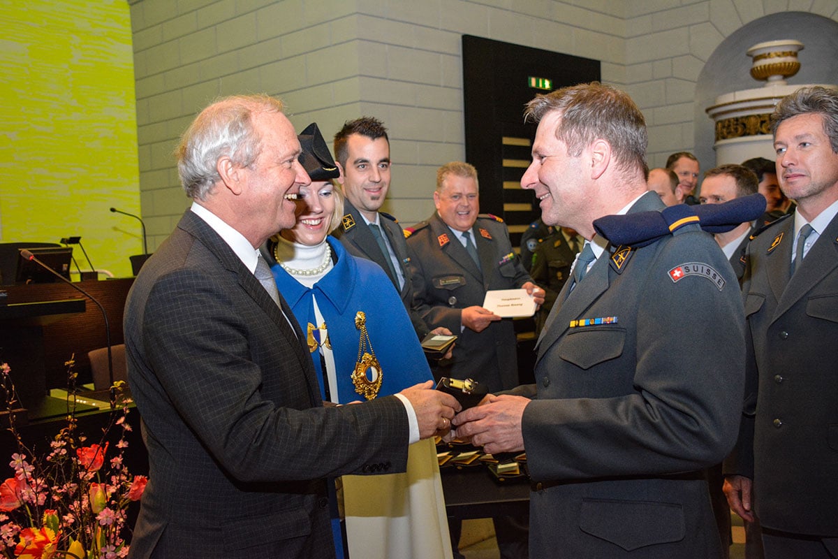 Regierungsrat Paul Winiker entlässt Major Marcel Schwerzmann und überreicht ihm ein Abschiedsgeschenk.  (Bild: Kanton Luzern)