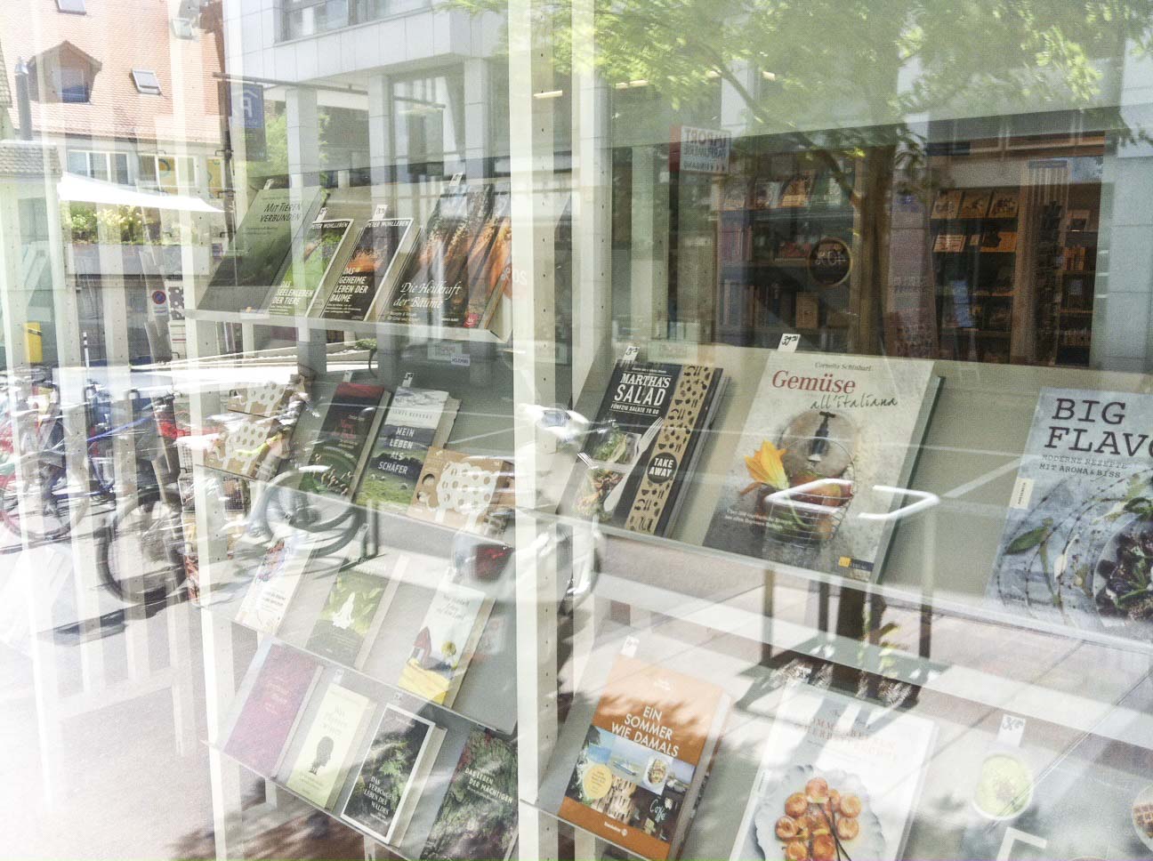 Das Schaufenster der Buchhandlung.