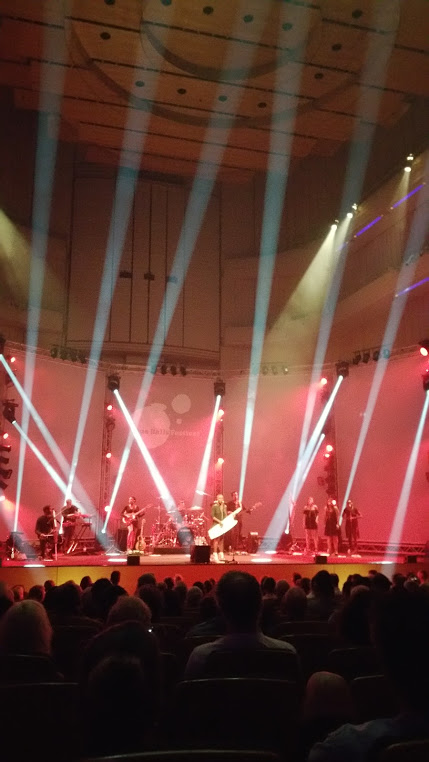 Viel Lichtshow, wenig Bewegung im Publikum.