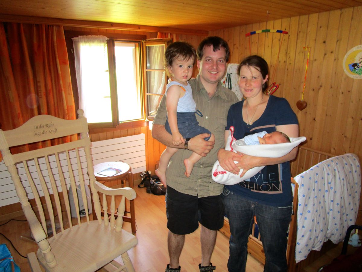 Vor zwei Wochen kam der zweite Sohn zur Welt. Damian, Martin, Brigitta und Jonas Birchler in der Kinderstube.