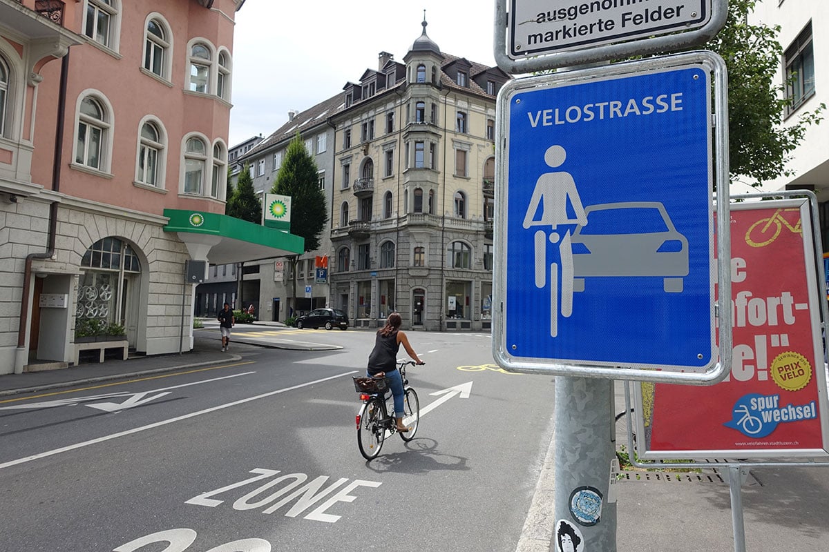Anfangs Bruchstrasse weist ein Schild auf das neue Verkehrsregime hin.  (Bild: jwy)