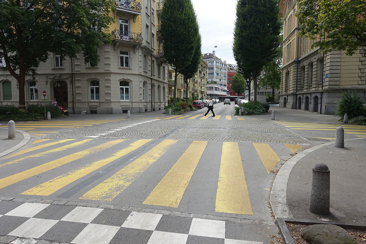 Freie Fahrt auf der Bruchstrasse: Der aufgehobene Stopp ist noch zu sehen – von rechts hat man jetzt keinen Vortritt mehr.  (Bild: jwy)