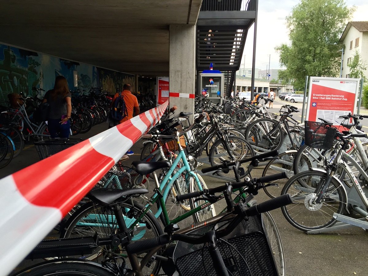 Am Donnerstagmorgen stand erst eine Tafel, jetzt sind bereits Absperrbänder gespannt worden. Man wird gebeten, bis 9. August sein Velo zu entfernen, ansonsten werde es von den SBB eingesammelt.