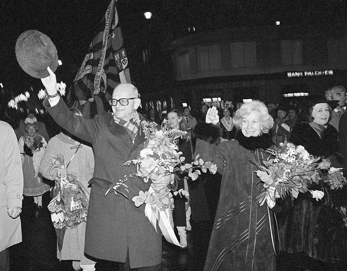 Empfang von Bundesrat Alphons Egli mit seiner Frau auf dem Schwanenplatz in Luzern 1982.  (Bild: Fotoagentur AURA)