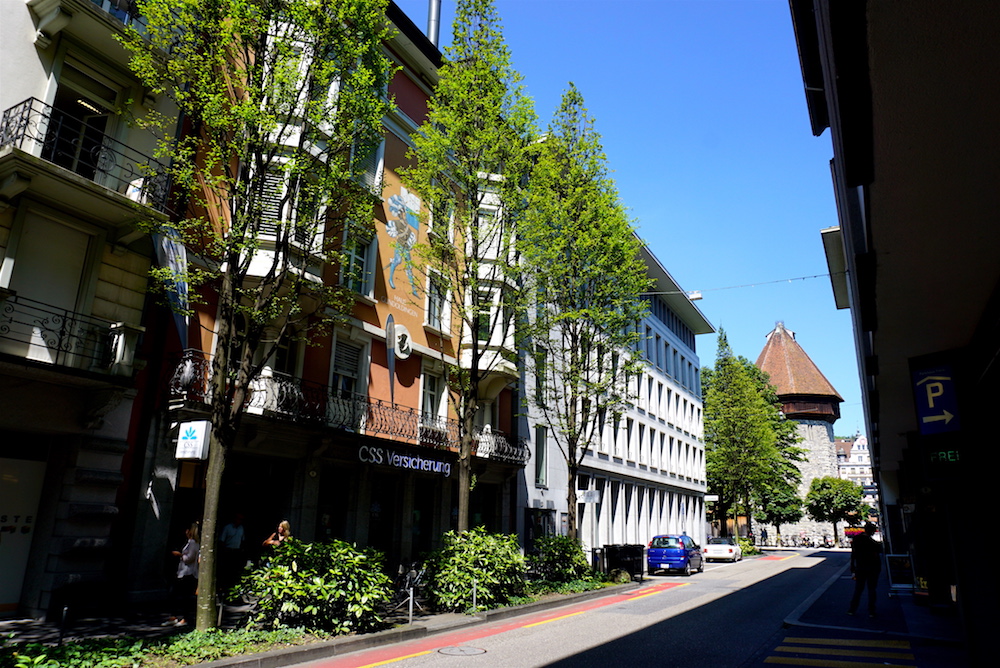 Auffällige Fassade, die sich hinter Bäumen versteckt: Das Haus Gundoldingen im Luzerner Stadtzentrum.