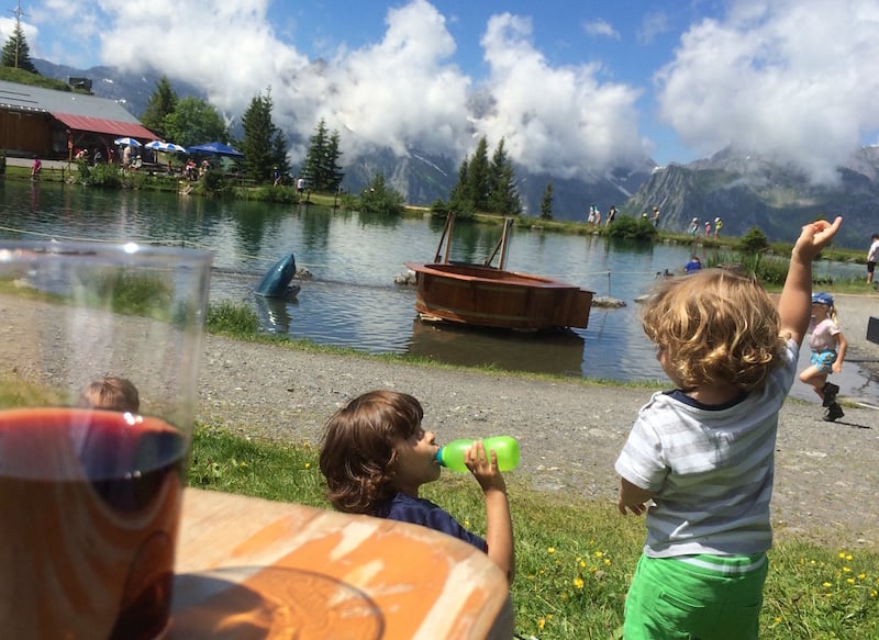 Während die Kinder die Spielanlagen geniessen, können auch die Eltern ausspannen.