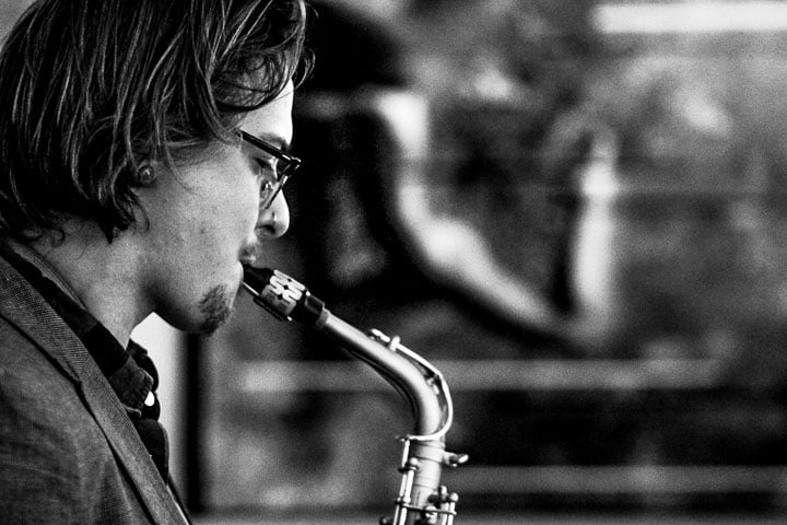 Linus Amstad am Saxophonspielen während einer Tournee in Ungarn (Bild: zVg/Zenés Esték).